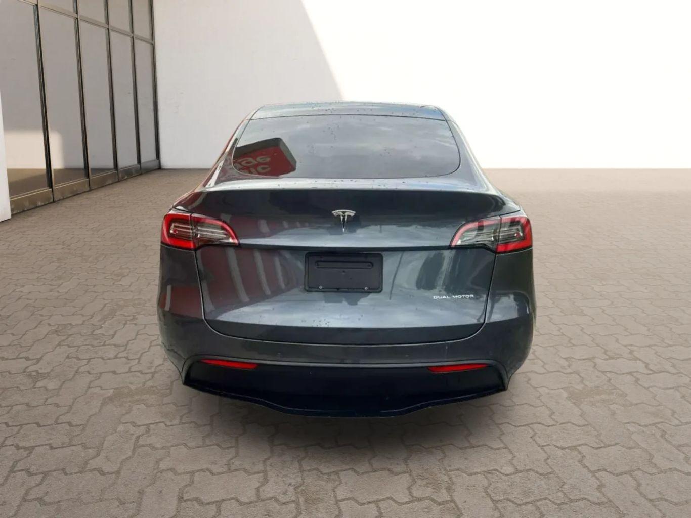 Tesla Model Y - Thumbnail 6