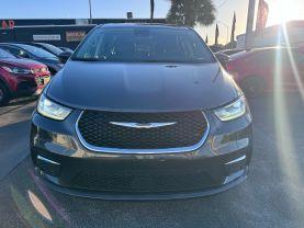 Chrysler Pacifica - Thumbnail 4