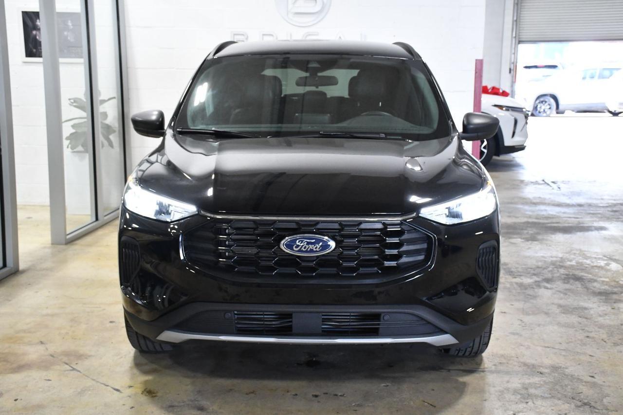 Ford Escape - Thumbnail 2