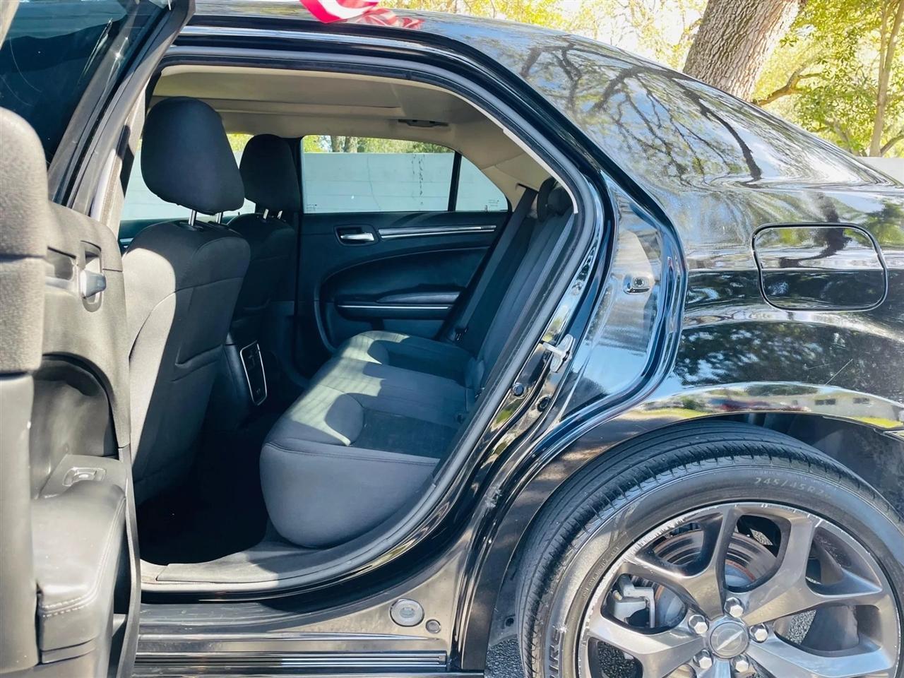 Chrysler 300 - Thumbnail 11