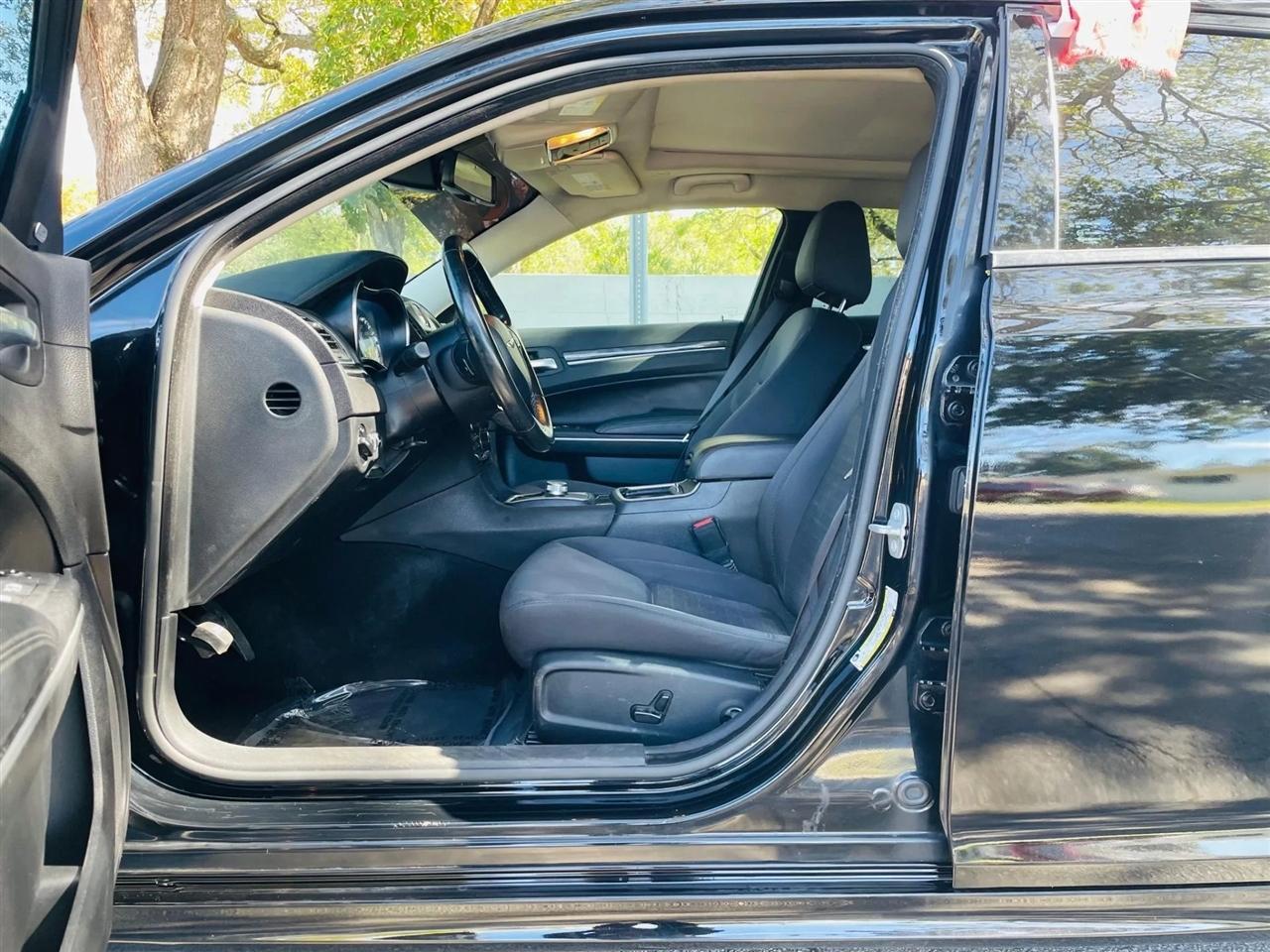 Chrysler 300 - Thumbnail 10