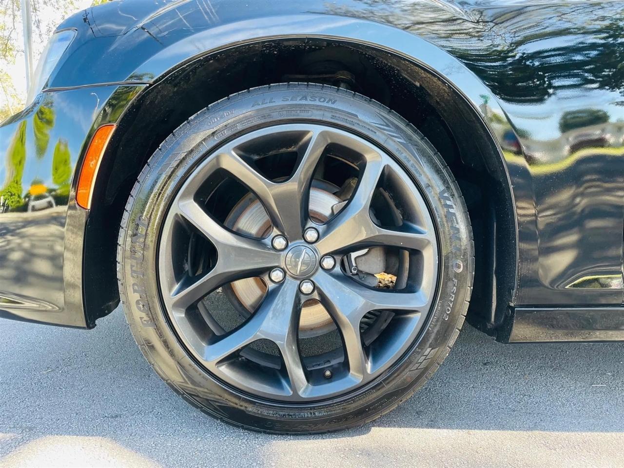 Chrysler 300 - Thumbnail 2