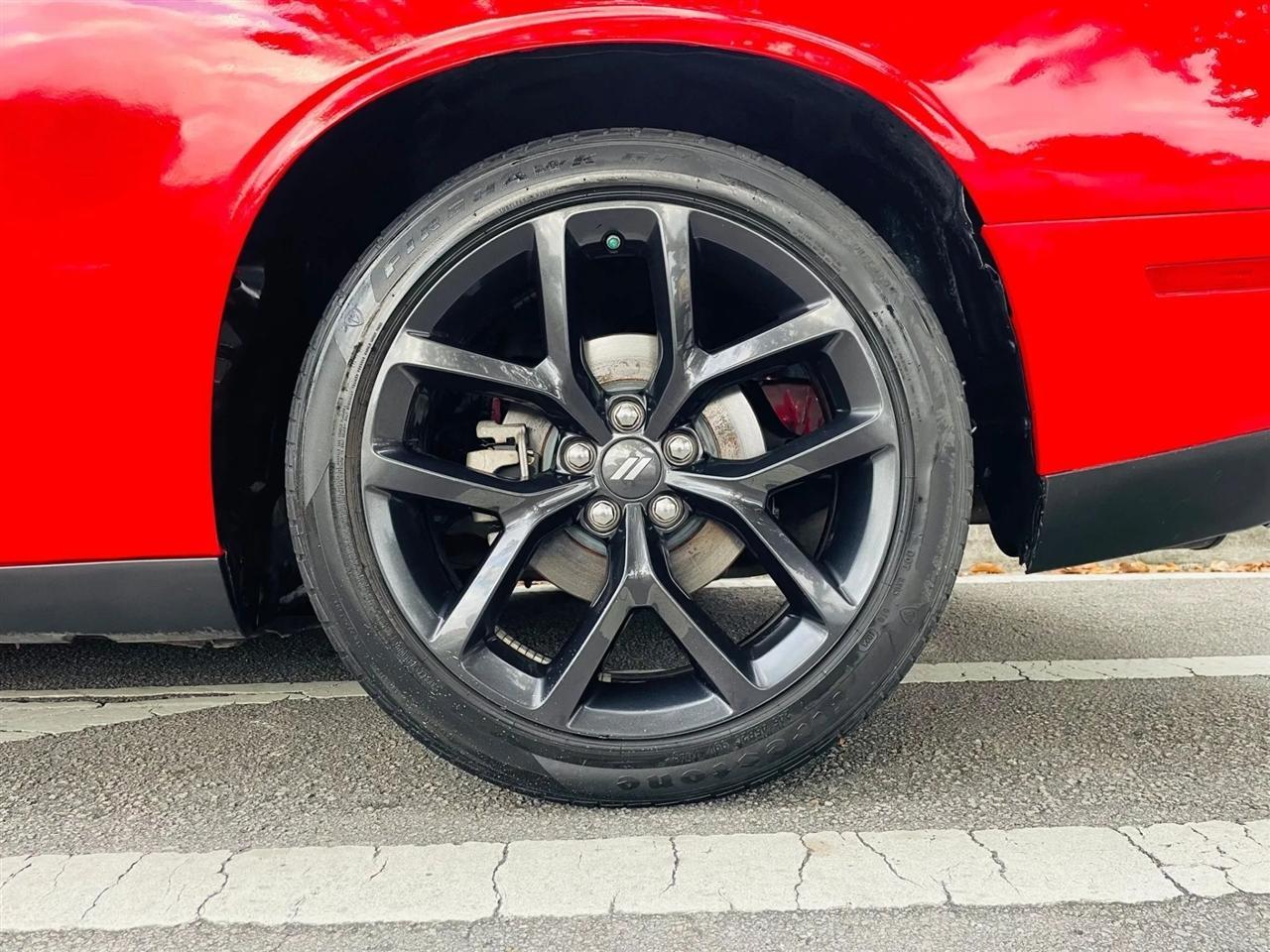 Dodge Challenger - Thumbnail 2