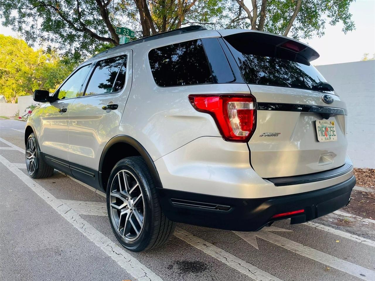 Ford Explorer - Thumbnail 4