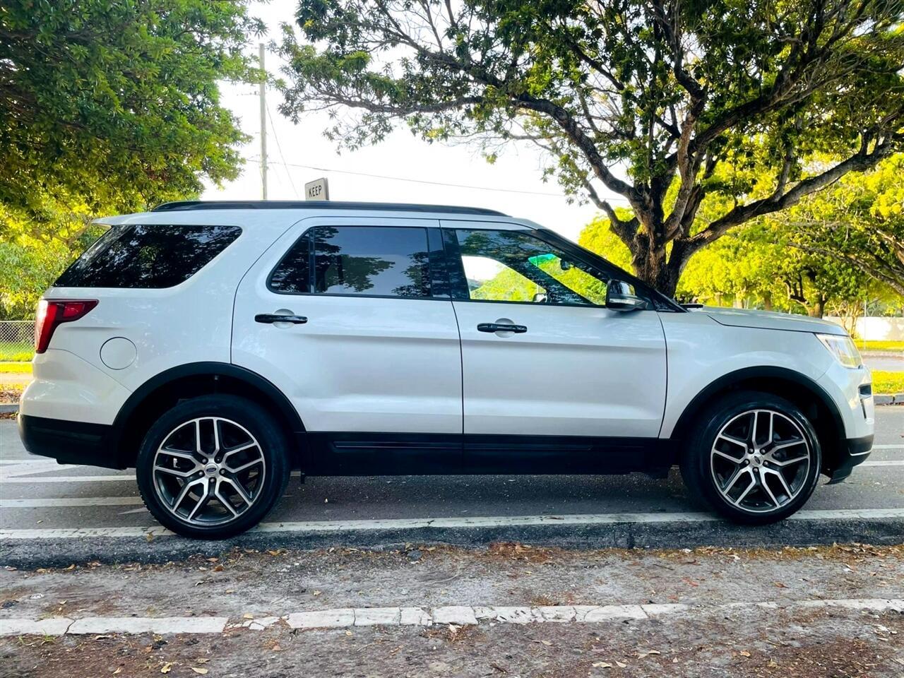 Ford Explorer - Thumbnail 7