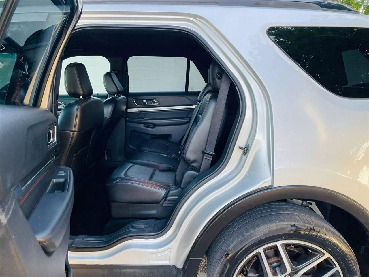 Ford Explorer - Thumbnail 11