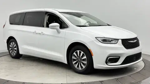 Chrysler Pacifica Hybrid Touring L - Thumbnail 4