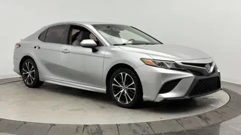 Toyota Camry Se - Thumbnail 4