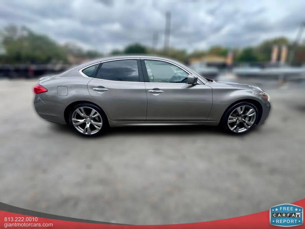 Infiniti M - Thumbnail 10