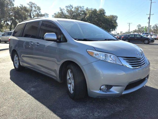 TOYOTA SIENNA - Thumbnail 3