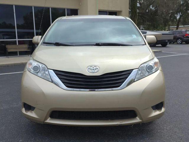 TOYOTA SIENNA - Thumbnail 2