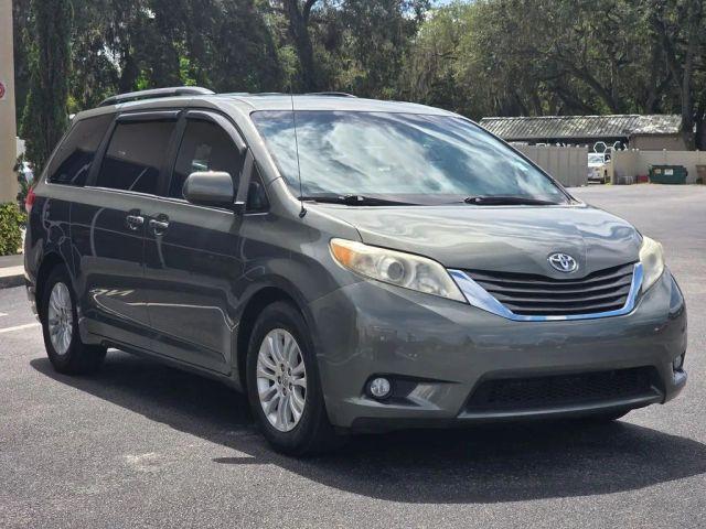 TOYOTA SIENNA - Thumbnail 3