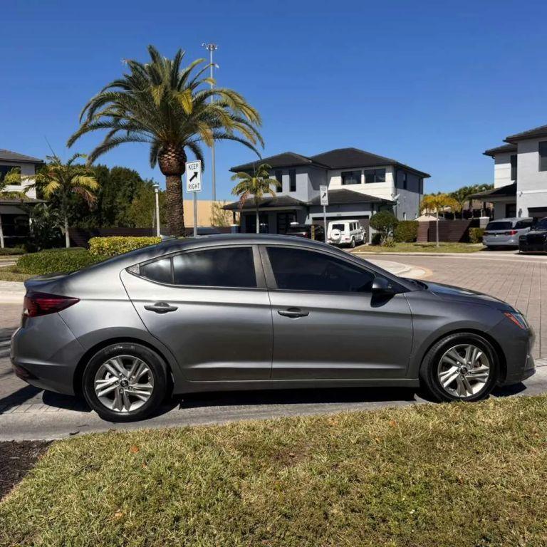 Hyundai Elantra - Thumbnail 6