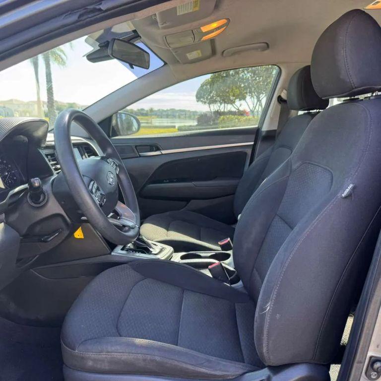 Hyundai Elantra - Thumbnail 2