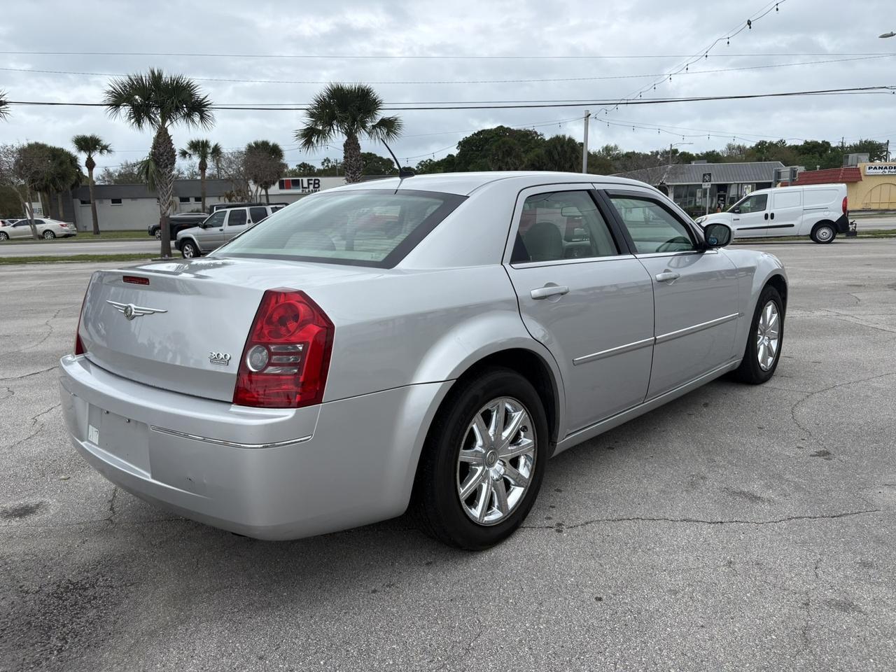 Chrysler 300 - Thumbnail 4