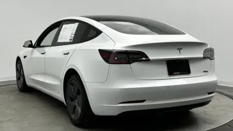 Tesla Model 3 - Thumbnail 6