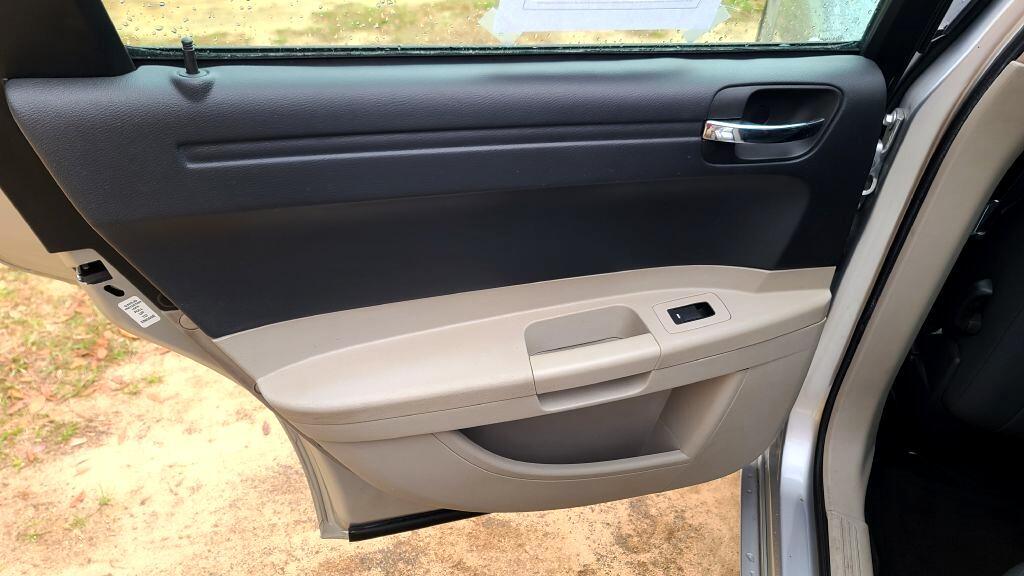 Chrysler 300 Base - Thumbnail 6