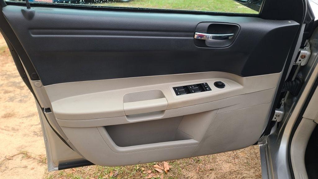 Chrysler 300 Base - Thumbnail 8