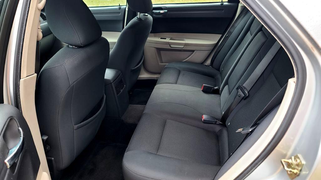 Chrysler 300 Base - Thumbnail 7