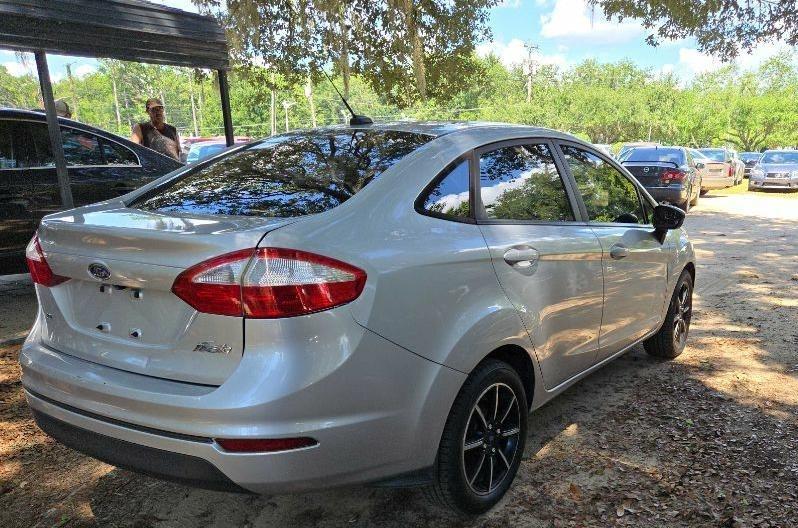 Ford Fiesta Se Sedan - Thumbnail 2