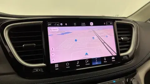 Chrysler Pacifica Hybrid Touring L - Thumbnail 6