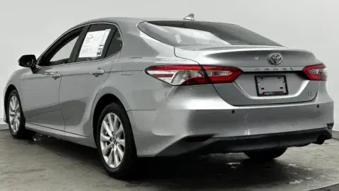 Toyota Camry Le - Thumbnail 6