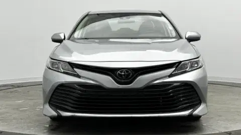 Toyota Camry Le - Thumbnail 3