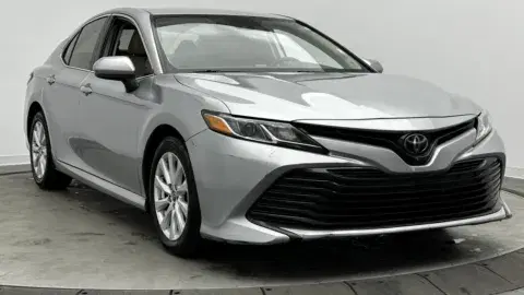 Toyota Camry Le - Thumbnail 4