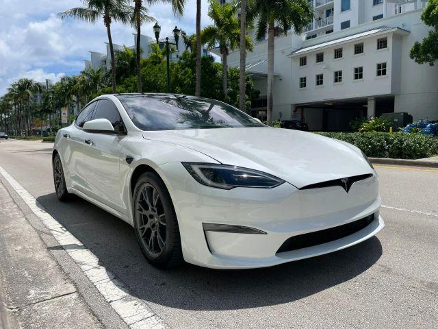 TESLA MODEL S - Thumbnail 3