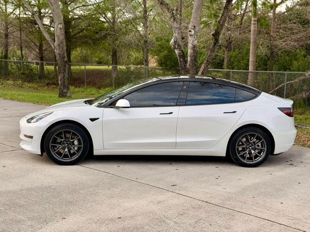 TESLA MODEL 3 - Thumbnail 3