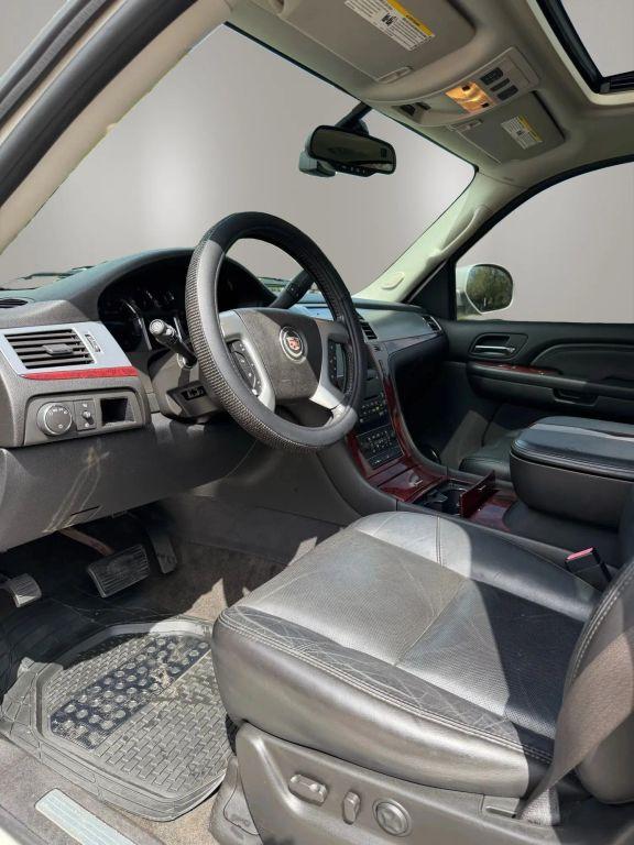 Cadillac Escalade - Thumbnail 11