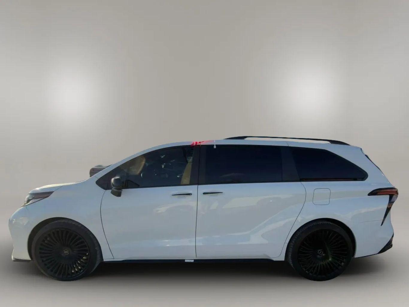 Toyota Sienna - Thumbnail 11