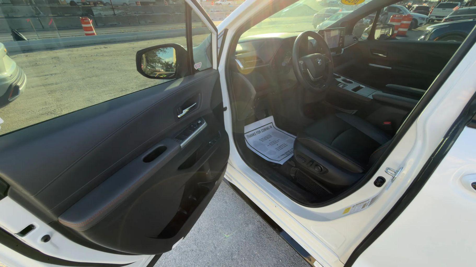 Toyota Sienna - Thumbnail 2