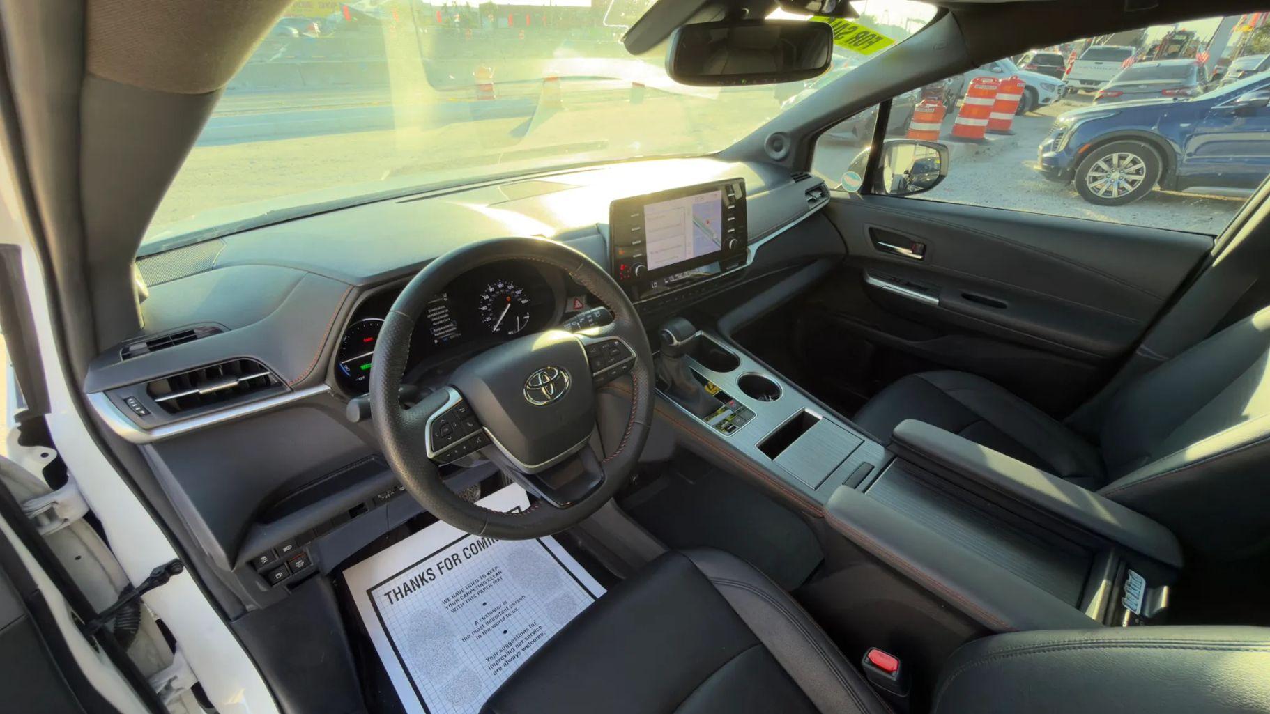 Toyota Sienna - Thumbnail 4