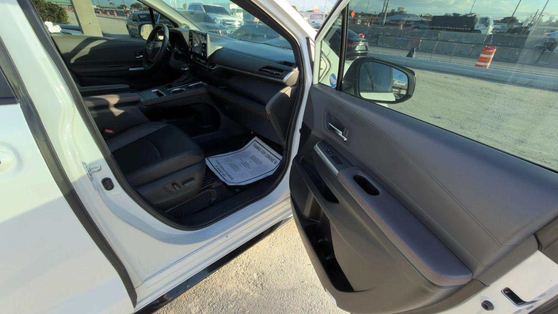 Toyota Sienna - Thumbnail 16