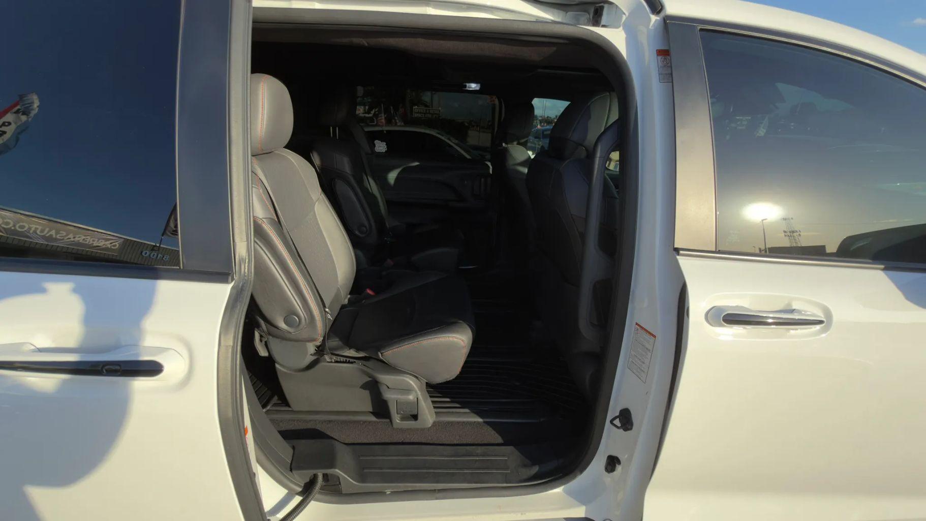 Toyota Sienna - Thumbnail 19