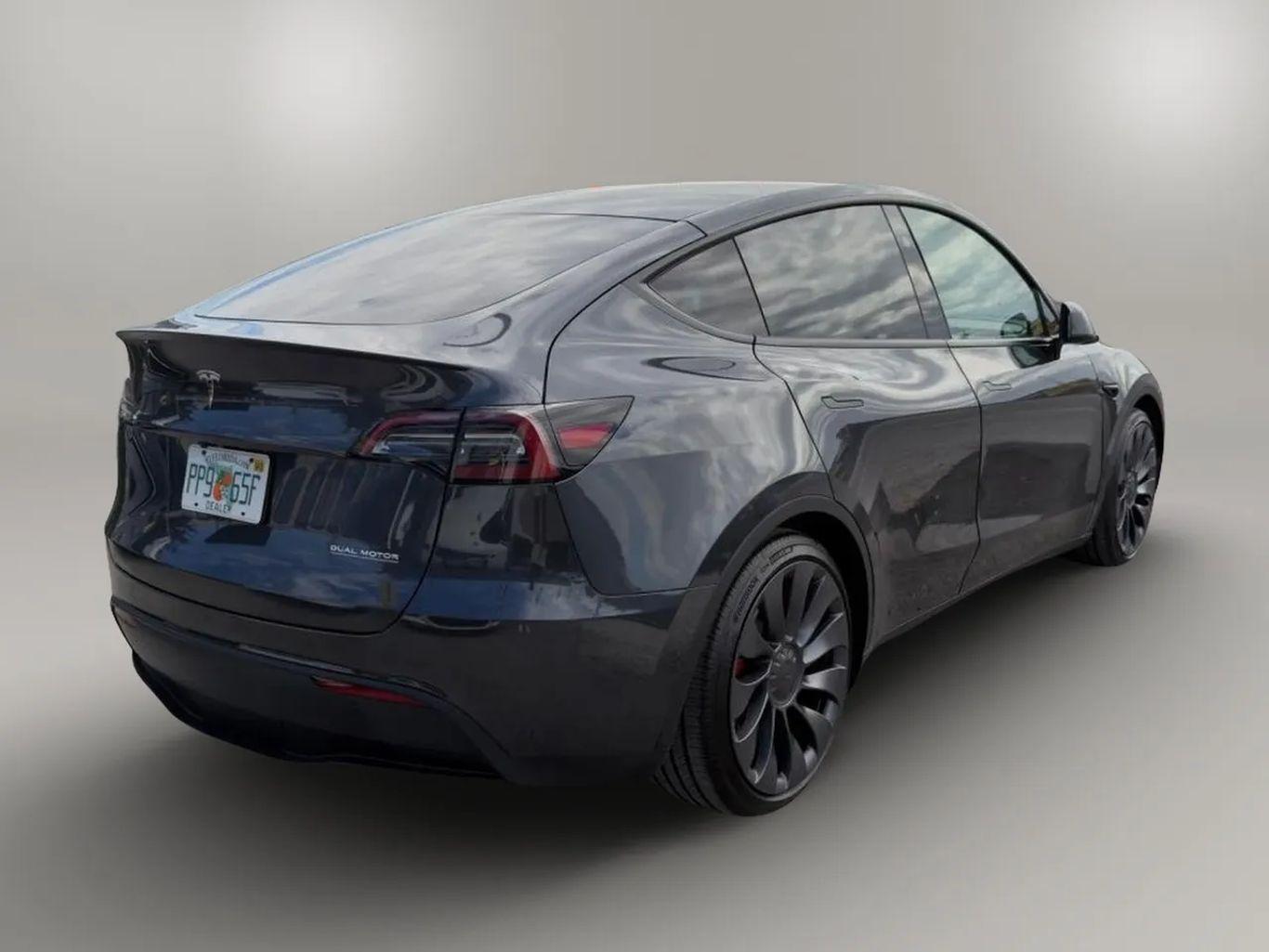Tesla Model Y - Thumbnail 12
