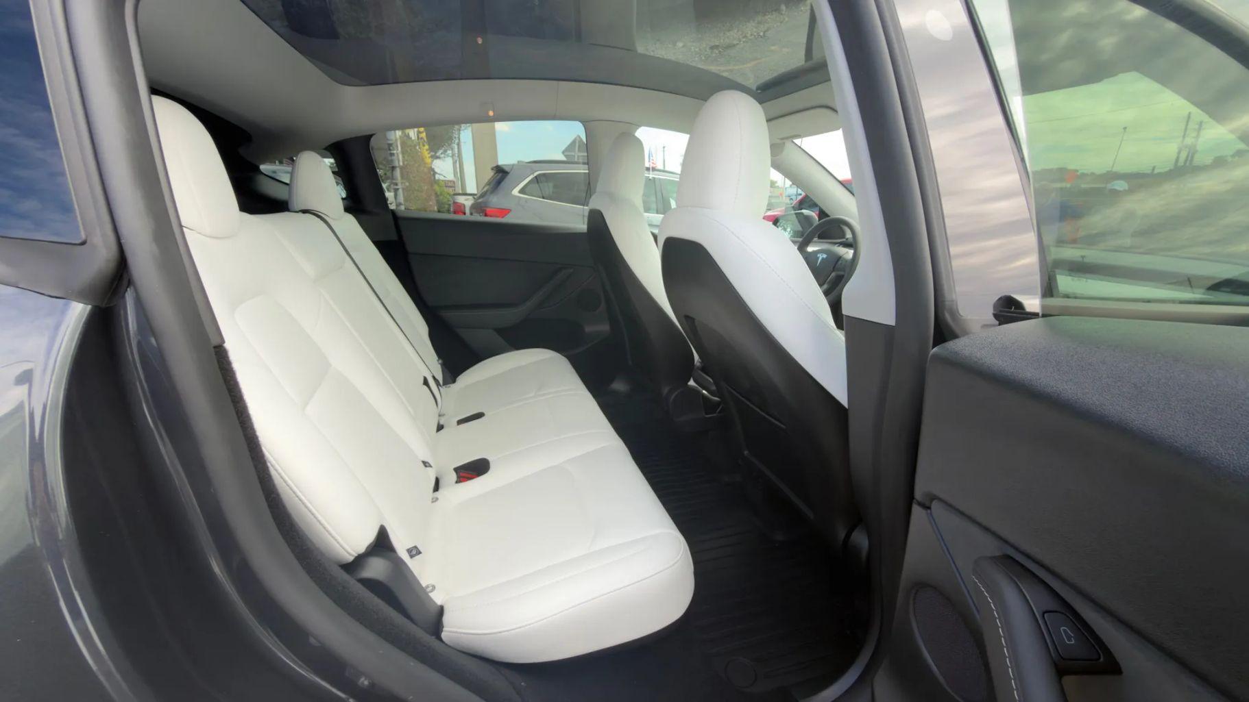 Tesla Model Y - Thumbnail 16