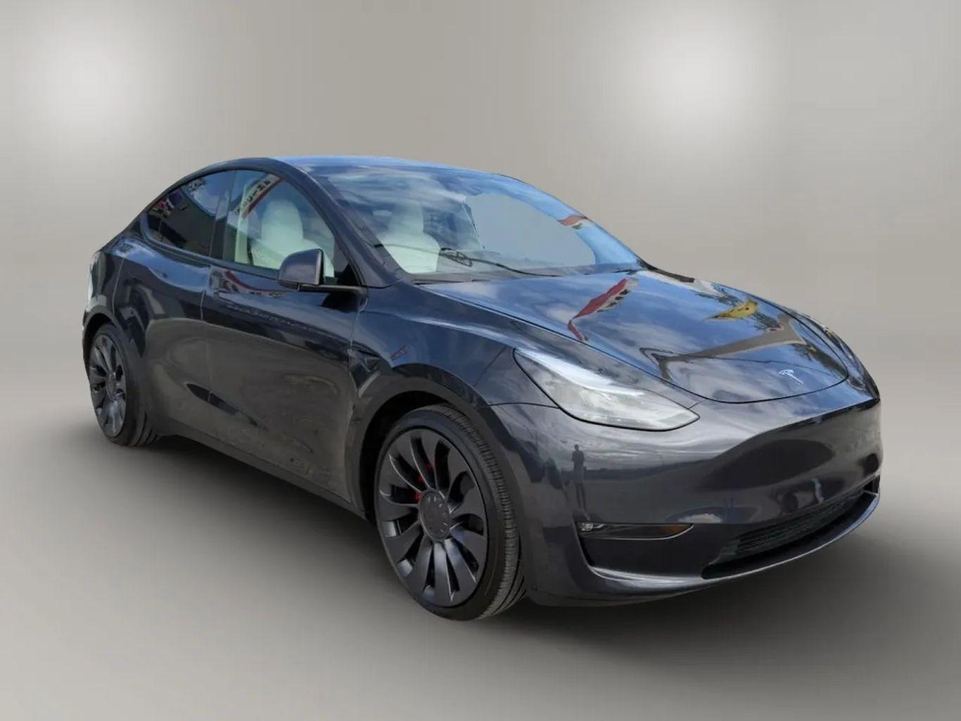 Tesla Model Y - Thumbnail 10