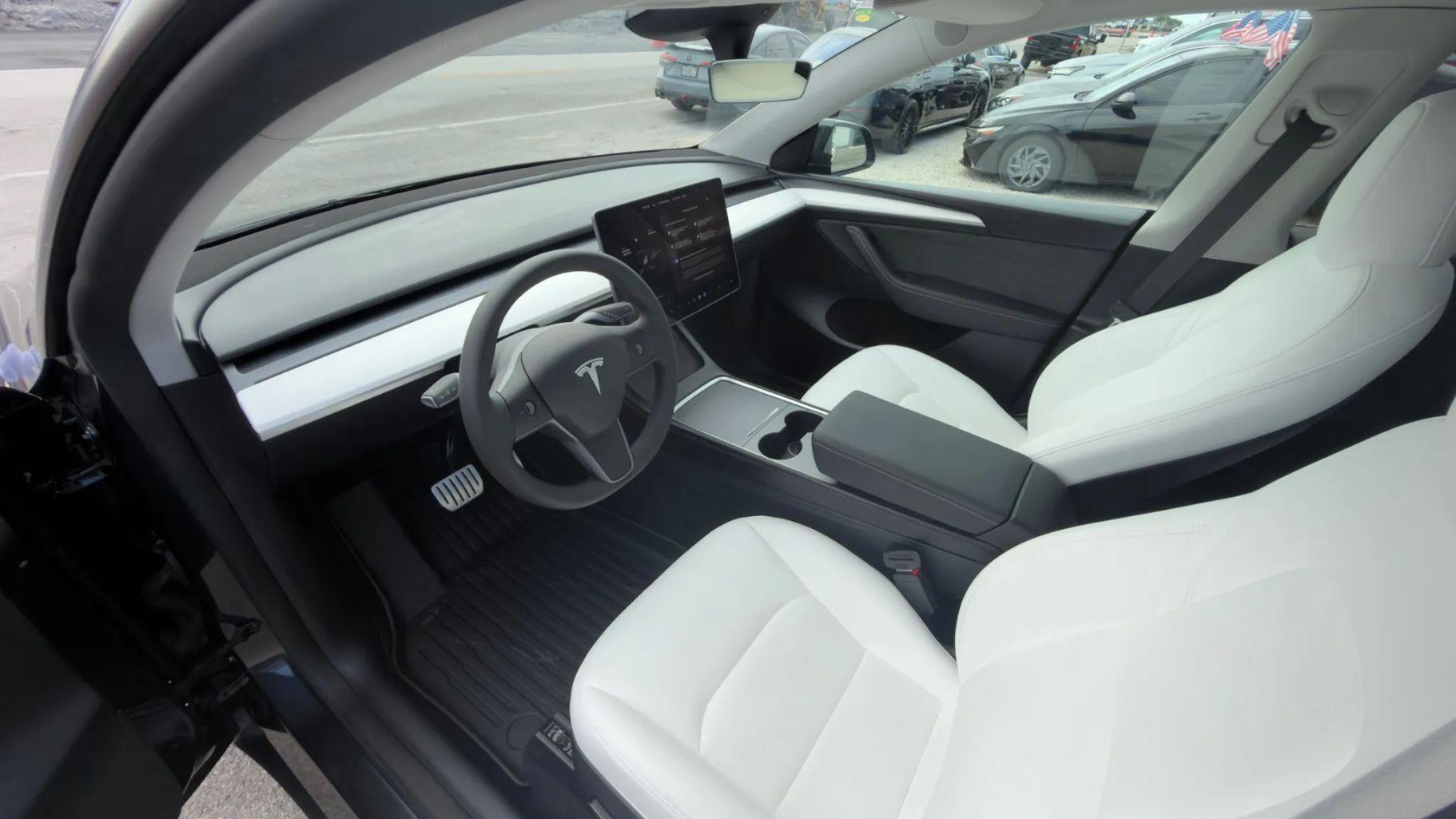 Tesla Model Y - Thumbnail 5