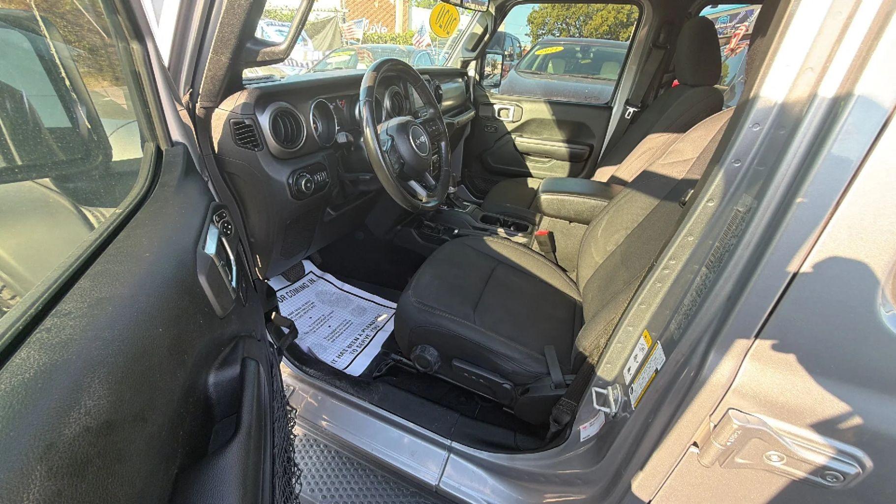 Jeep Wrangler Unlimited - Thumbnail 4