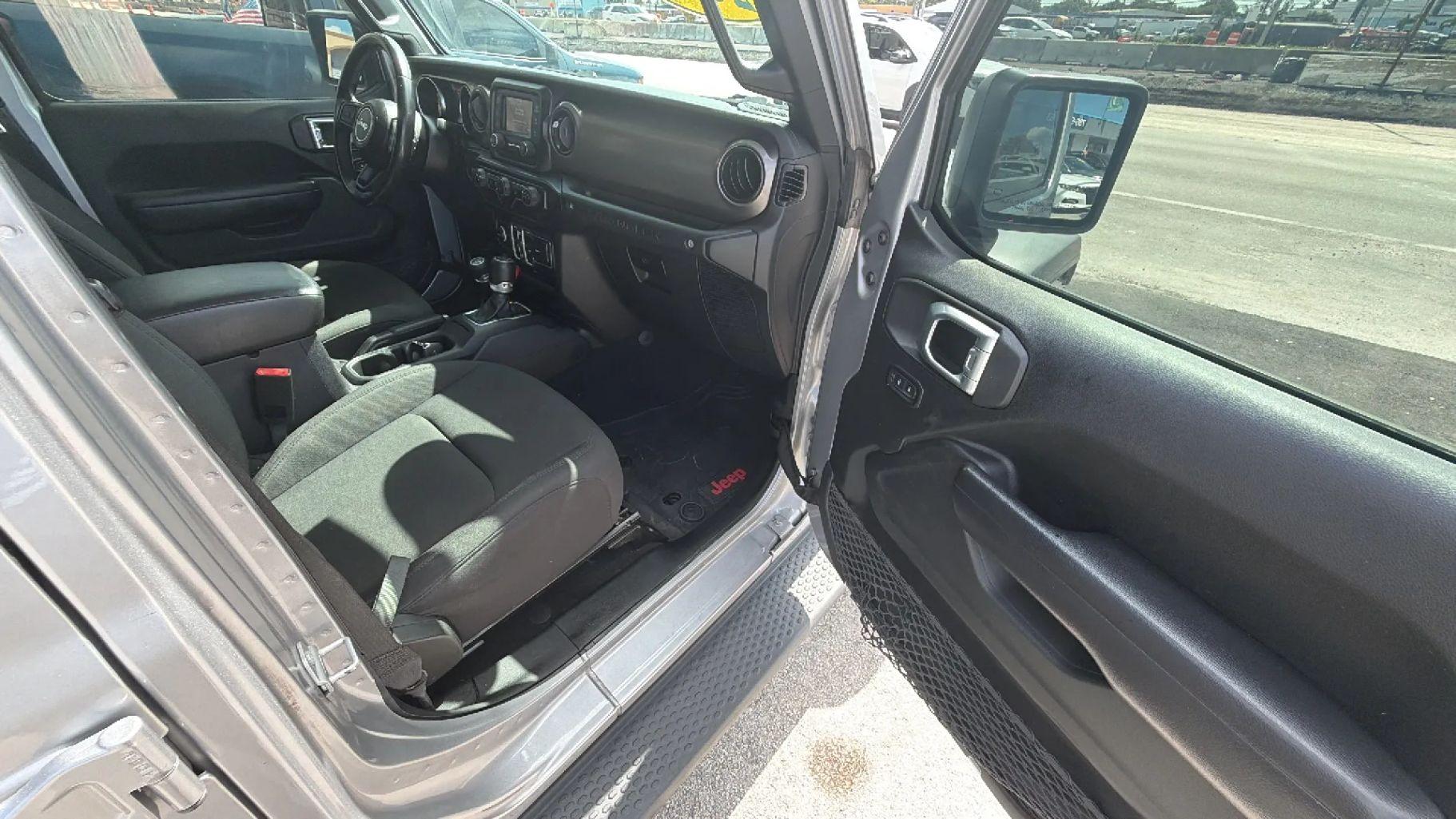 Jeep Wrangler Unlimited - Thumbnail 14