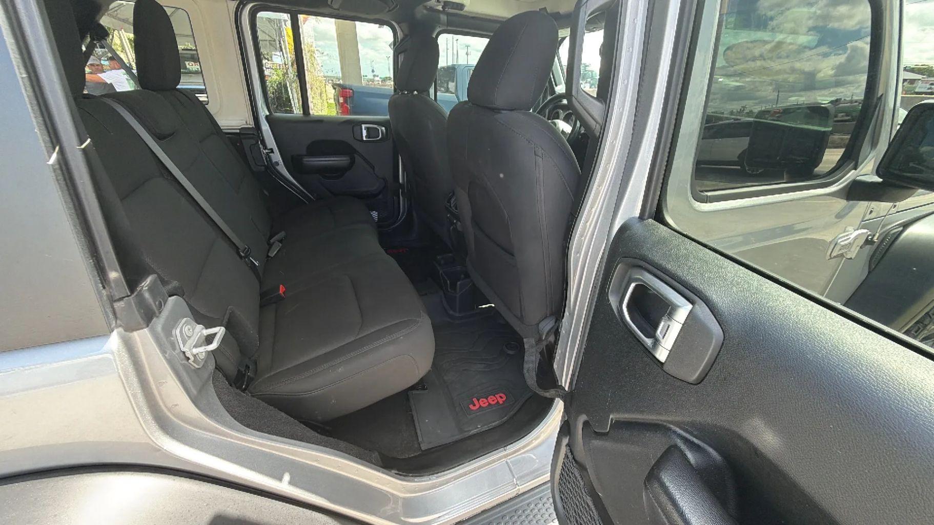 Jeep Wrangler Unlimited - Thumbnail 16