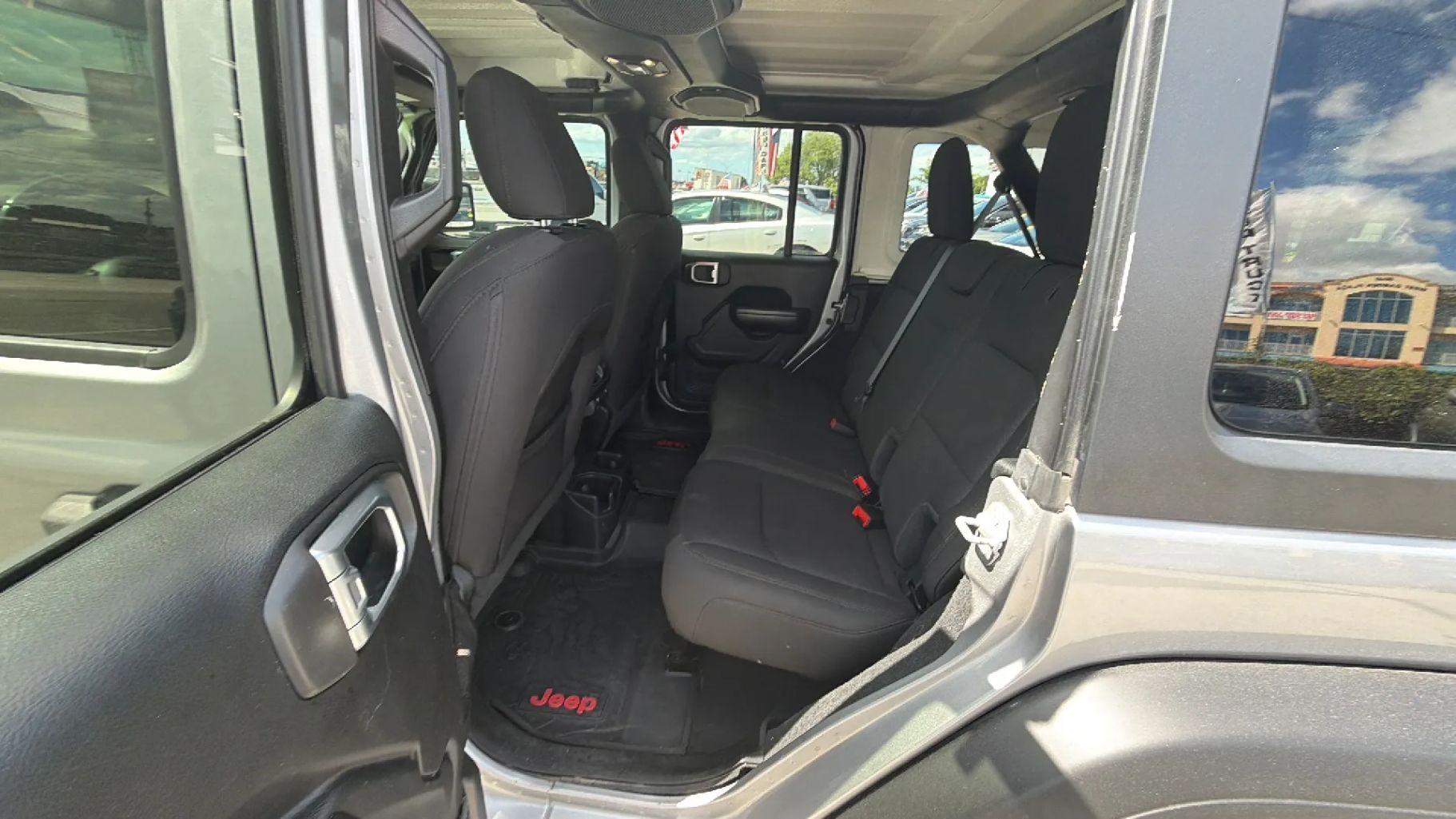 Jeep Wrangler Unlimited - Thumbnail 3