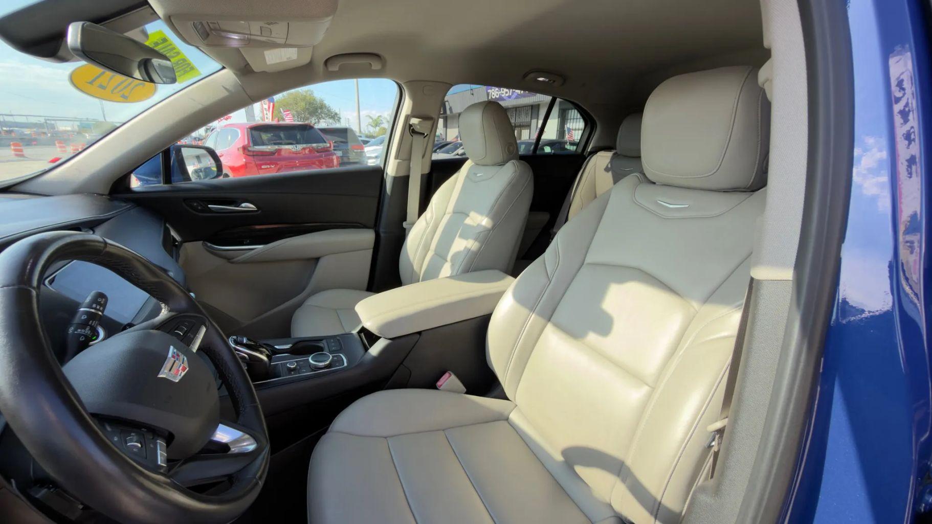 Cadillac Xt4 - Thumbnail 3