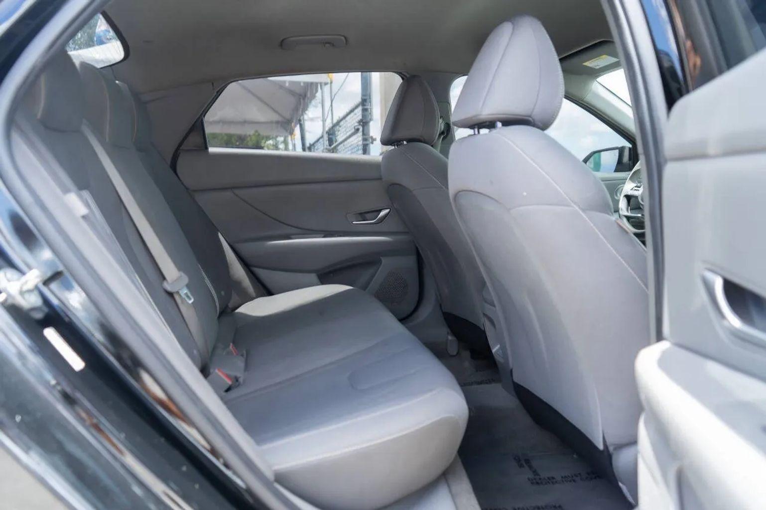 Hyundai Elantra - Thumbnail 16