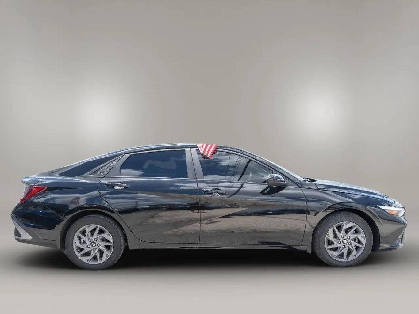 Hyundai Elantra - Thumbnail 11