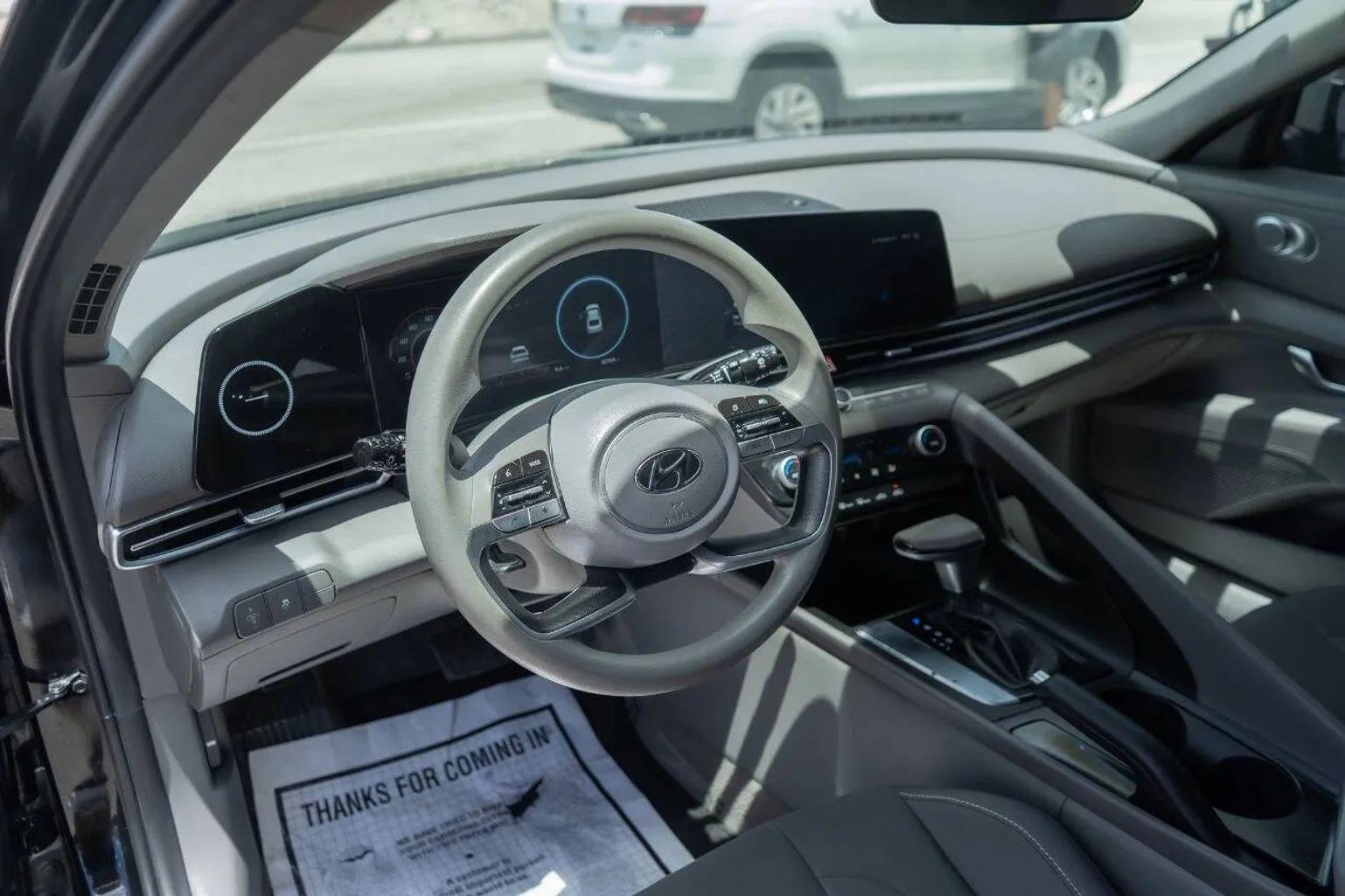 Hyundai Elantra - Thumbnail 4