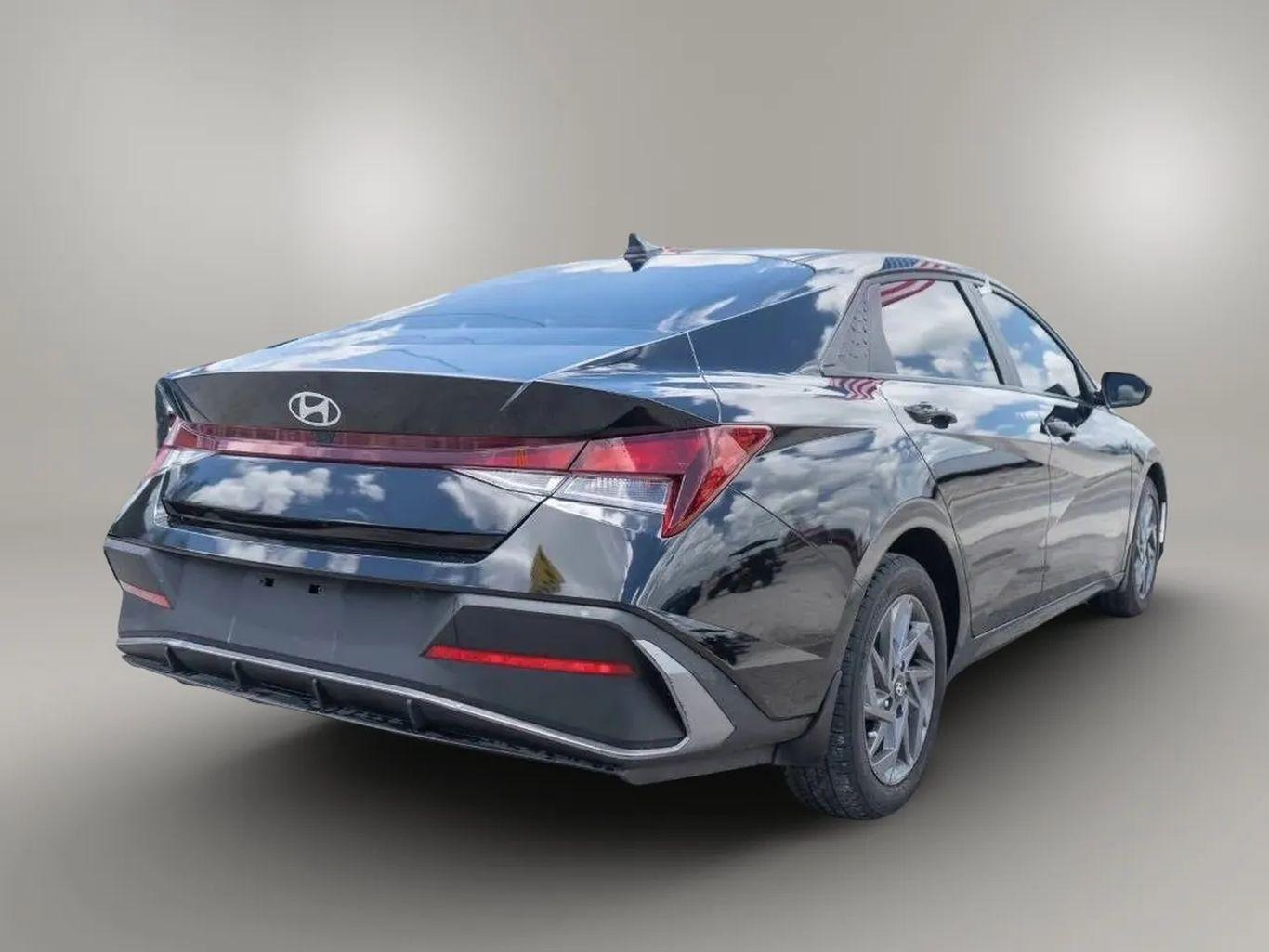 Hyundai Elantra - Thumbnail 13