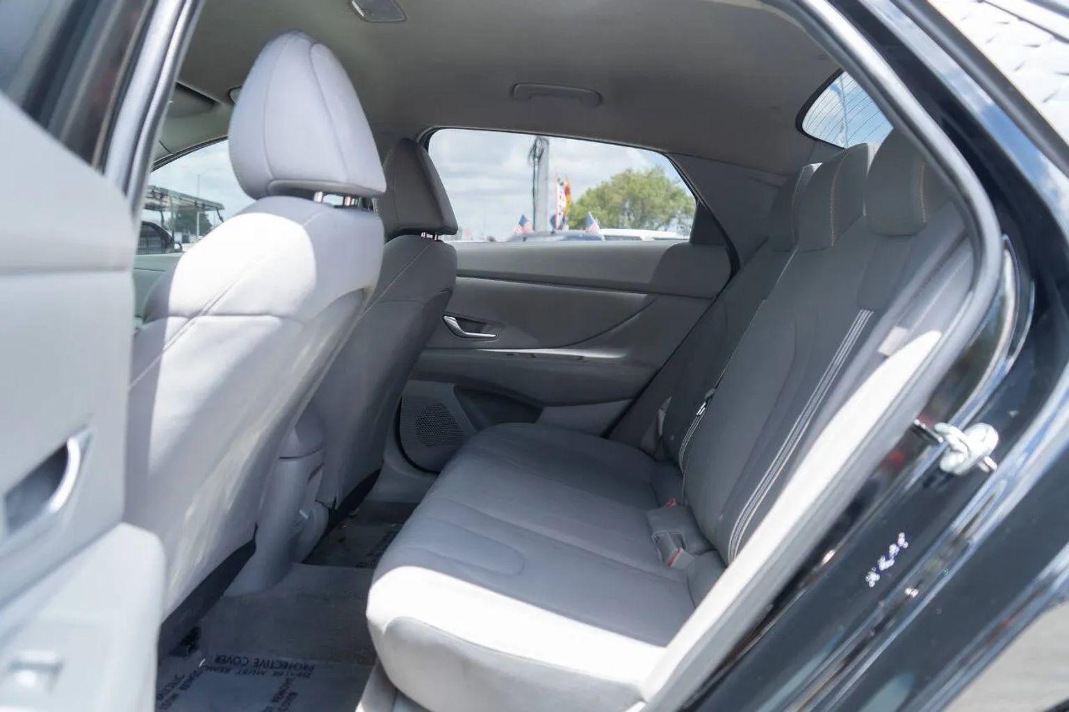 Hyundai Elantra - Thumbnail 2